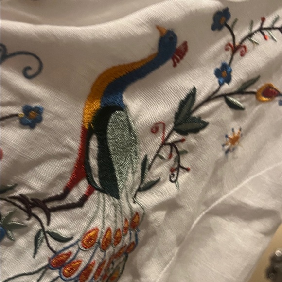 Elegant White Embroidered Blouse - Picture 3 of 7